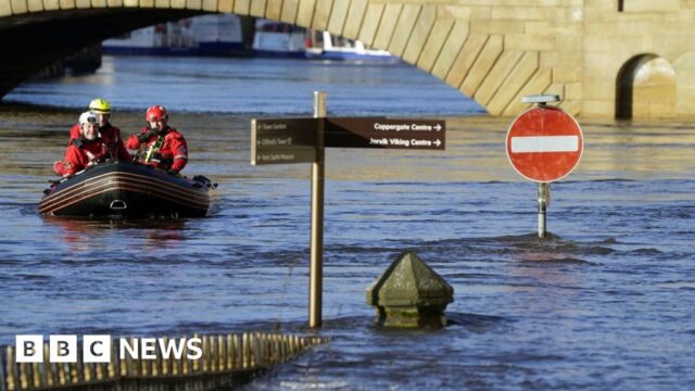 Public emergency alerts to be sent to all UK mobile phones