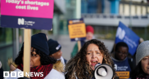 NHS 5% pay offer may end bitter dispute in England