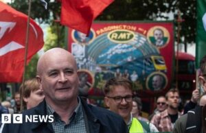 RMT members at Network Rail vote to accept pay deal