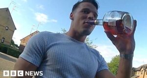 Murderer returns to scene and talks to police