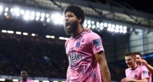Simms secures late draw for Everton at Chelsea