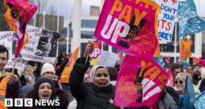 Teacher strikes: Government makes offer to end dispute