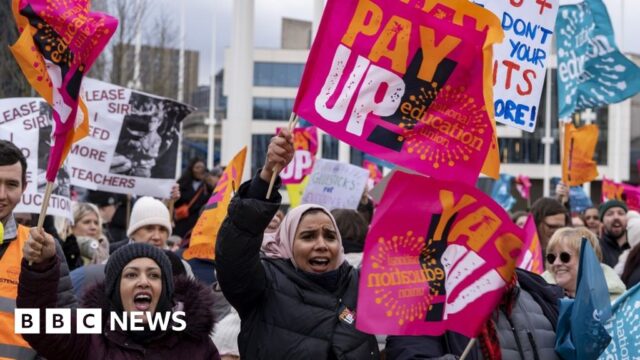 Teacher strikes: Government makes offer to end dispute