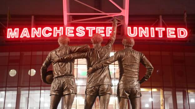 Man Utd bids deadline extended amid confusion