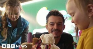 Orlando Bloom surprises children in Kyiv