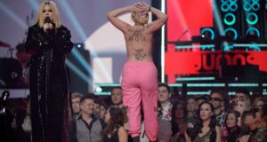 Avril Lavigne’s Juno Awards speech interrupted by a streaker