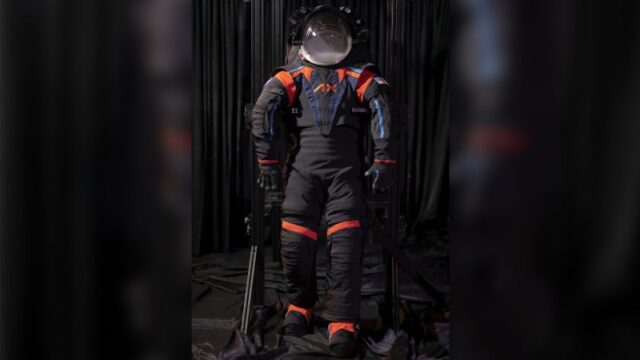 230315091725-03-axiom-space-suit.jpg