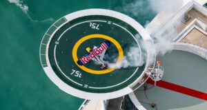 Pilot makes first-ever plane landing on Burj Al Arab helipad