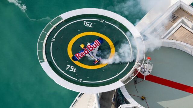 Pilot makes first-ever plane landing on Burj Al Arab helipad