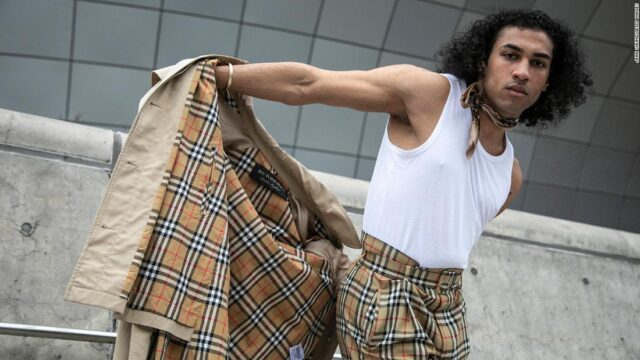 230316161102-02-seoul-fashion-week-street-style-burberry-super-tease.jpg