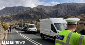 Easter parking warning after police tow 40 cars in Eryri