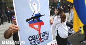 Ukraine war: Russian artists back Putin or face censorship