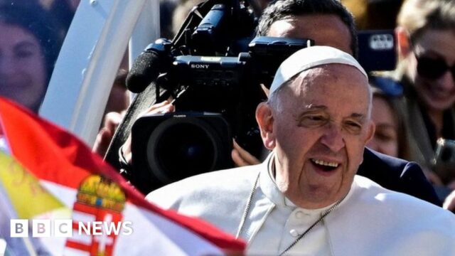 Pope Francis urges Hungarians to ‘open doors’ to migrants