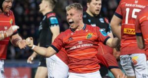 Munster hold firm at Glasgow to reach URC semis