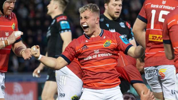 Munster hold firm at Glasgow to reach URC semis